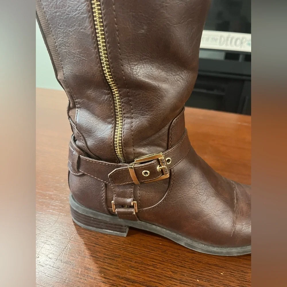 👢 G by GUESS Harson Tall Riding Boots Buckle Detail Brown, size 8 - Picture 4 of 14
